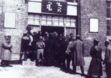 代表们步入会场.jpg