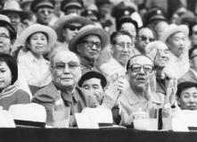 1987年乌兰夫,习仲勋在内蒙古自治区成立40周年大会上.jpg